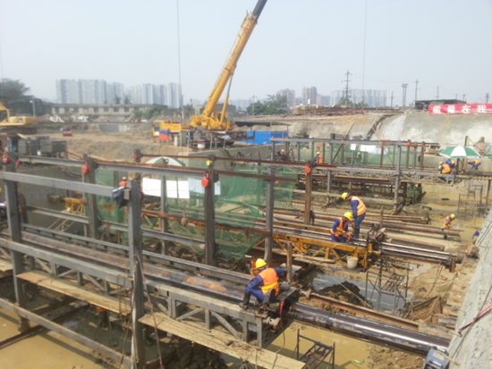 四臺鉆機(jī)同時(shí)工